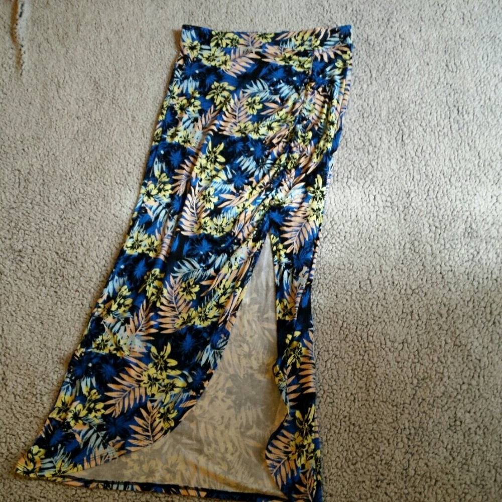 Scrunched skirt with slit